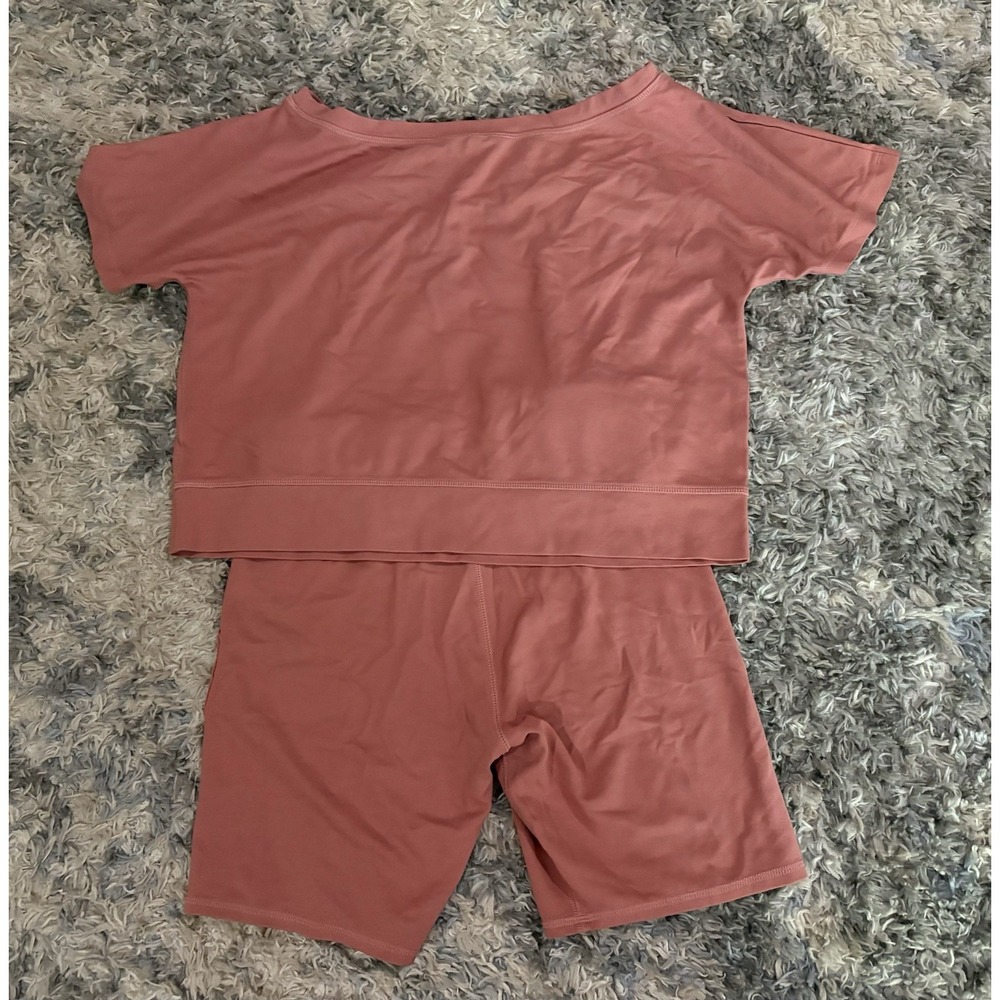 Travis Mathew Set Pink Sz M Outfit Athletic Womens Top Bottom Shorts - Picture 4 of 4